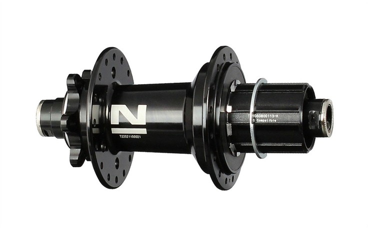 Novatec D902SB-B12-A4A-11S Stebulė galinė 12 x 148 mm thru axle, 32H, 6-bolt, 4 x NBK uždari guoliai, 362 g. Terkšlė aliuminė, H (E440), 4 šuniukų, Shimano 9-11 pavarų, 40T ratchet ring.