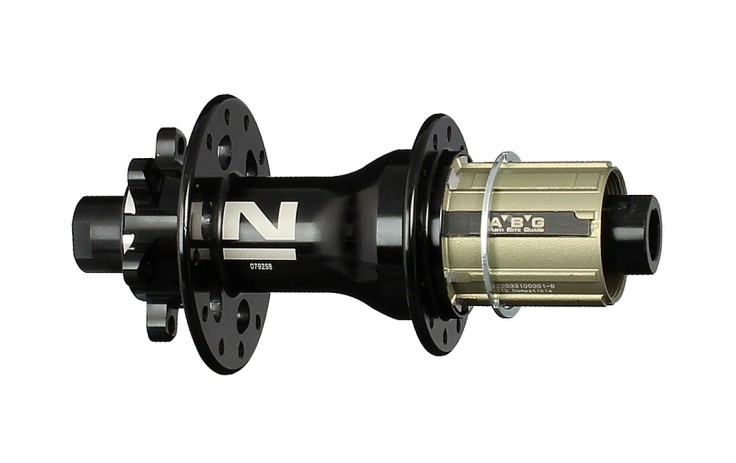 Novatec D792SB-X12-A4A-ABG-11S Stebulė galinė 12 x 142 mm thru axle, 28H, 6-bolt, 4 x NBK uždari guoliai, 274 g. Terkšlė aliuminė su Anti Bite Guard, B2 tipo, 4 šuniukų, Shimano 9-11 pavarų. Palaiko multi-axle ir konvertuojama į kitus ašies dydžius.