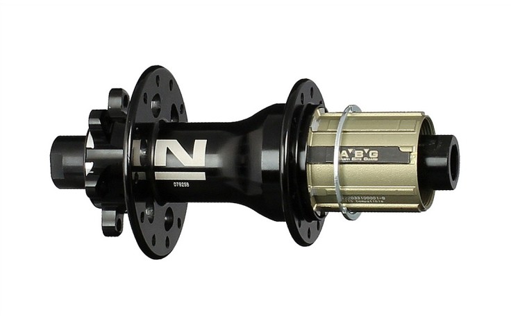 Novatec D792SB-X12-A4A-ABG-11S Stebulė galinė 12 x 142 mm thru axle, 24H, 6-bolt, 4 x NBK uždari guoliai, 274 g, terkšlė aliuminė su Anti Bite Guard, B2, 4 šuniukų, Shimano 9-11 pavarų, palaiko multi-axle ir konvertuojama į kitus ašies dydžius