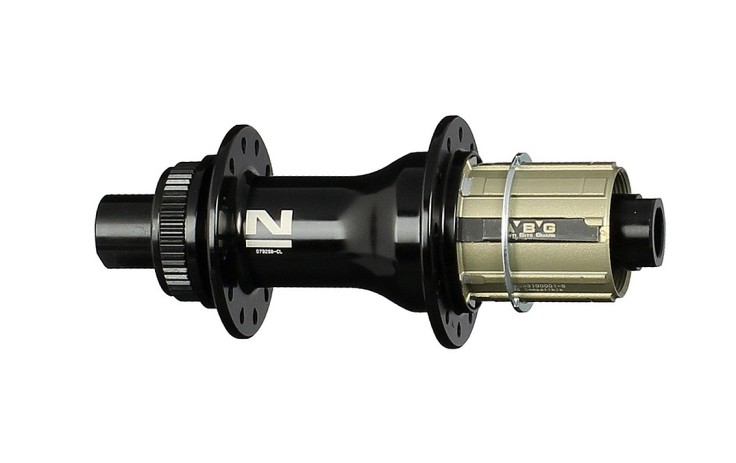 Novatec D792SB-CL-X12-A4A-ABG-11S Stebulė galinė 12 x 142 mm thru ašis, 24H, center lock, 4 x NBK uždari guoliai, 266 g, terkšlė aliuminė su Anti Bite Guard, B2, 4 šuniukų, Shimano 9-11 pavarų, palaiko multi-axle ir konvertuojama į kitus ašies dydžius