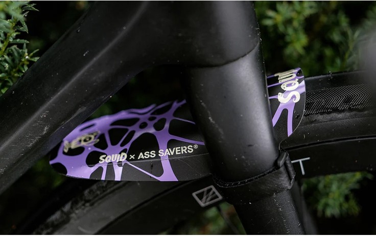 Ass Savers Mudder Mini Squid Skydelis priekinis 90 x 170  mm, rigid šakėms, padangoms nuo 32 iki 55 mm, 0.8 mm storio, 21 g, polipropilenas